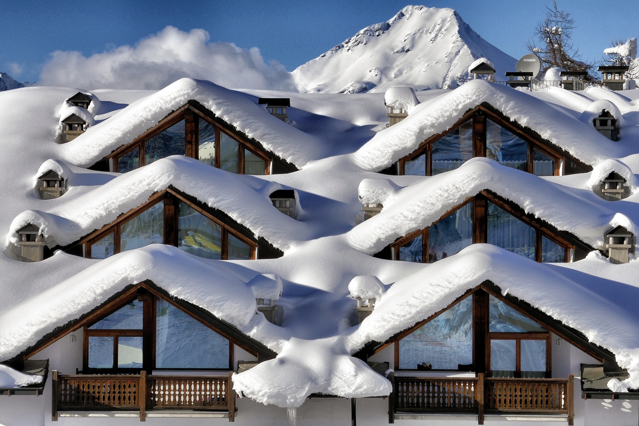 Домик со снегом на крыше